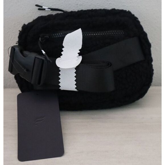 Fabletics BG2357093 Women's One Size Black The Belt Bag Teddy *Fleece - Picture 2 of 5